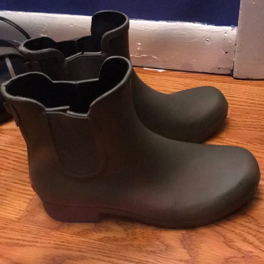 NEW! Beautiful Rain booties ! Very confortable
